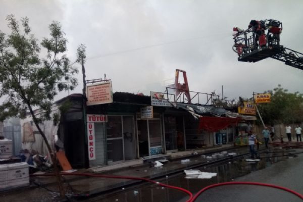 Yapı market malzemeleri deposunda büyük yangın