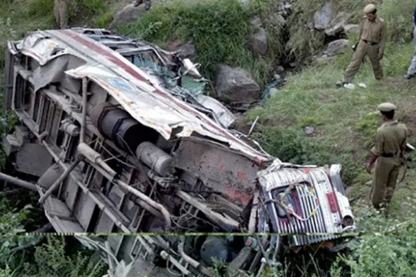 Katliam gibi kaza: 16 ölü, 27 yaralı!