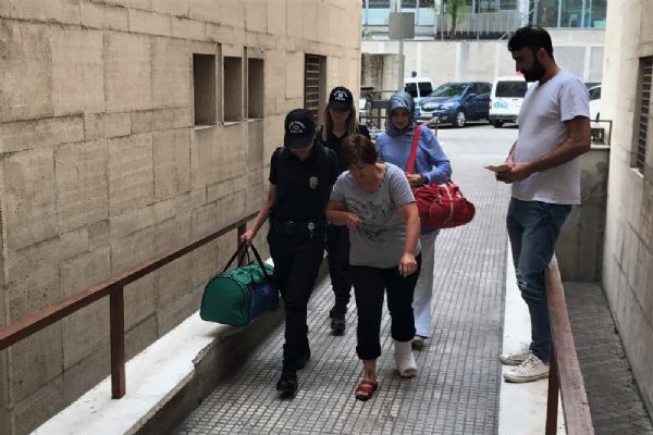 Polisi gören kadın 2. kattan atladı