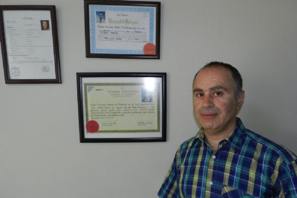 11 üniversiteyi bitirdi, 12'nciye hazırlanıyor