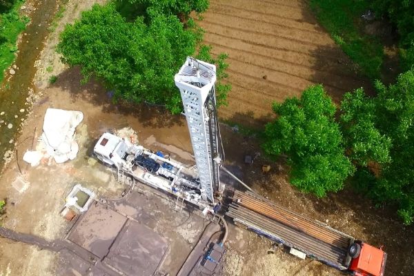 Bir ilçeyi ihya edecek su bin metreden fışkırdı