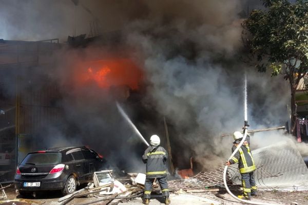 Dondurma imalathanesinde patlama: 11 yaralı