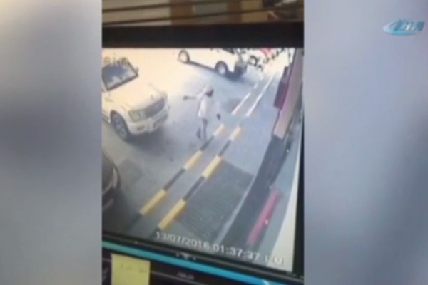 Yardım etmek isterken aracın altında kaldı