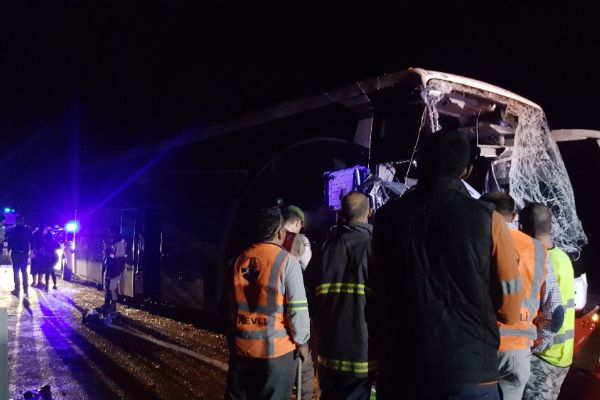 Otobüs kamyona çarptı: 1 ölü, 22 yaralı