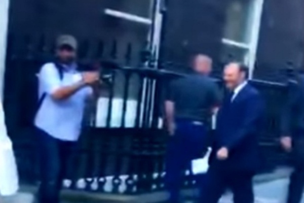 BAE'li Bakana Londra'da soğuk duş