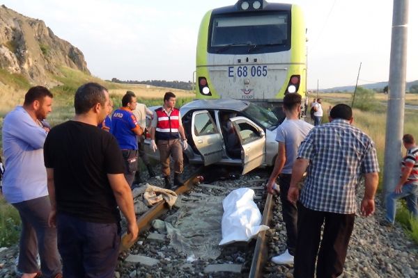 Raybüsle otomobil çarpıştı: 1 ölü, 3 yaralı