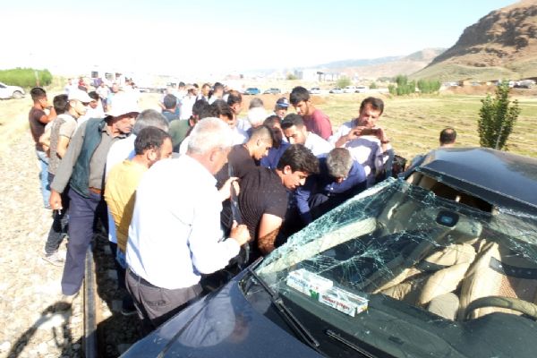 Tren otomobile çarptı: 6 yaralı