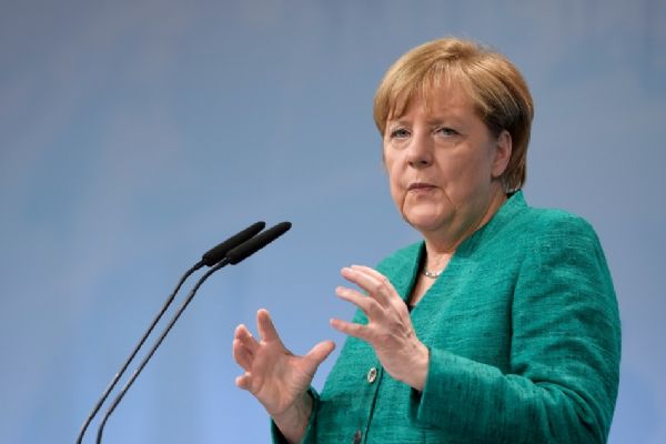 Merkel: AB ülkeleri kendi gelecekleriyle ilgilenmeli