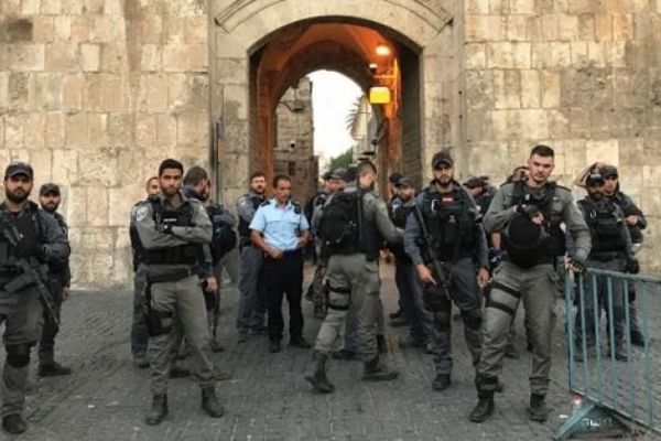 Mescid-i Aksa'nın kapısında cemaate müdahale!