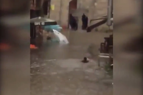 Üsküdar'da vatandaşlar seli yüzerek aştı!