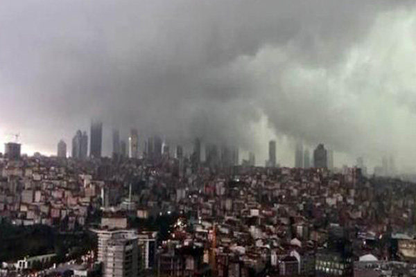 Şehir sele teslim! İstanbul Valiliği'nden uyarı!