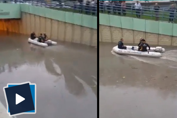 Bahçelievler'de kurtarma ekipleri bot ile yolda ilerliyor