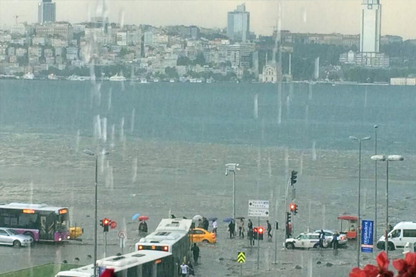 Üsküdar'da deniz ve kara yine birleşti!