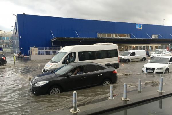İstanbul'da yağış hayatı felç etti