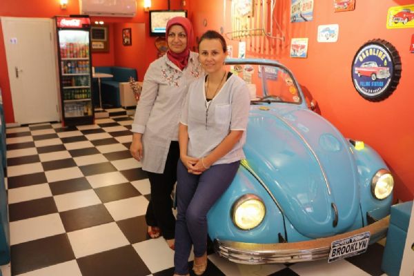 Klasik araba galerisi değil kafe