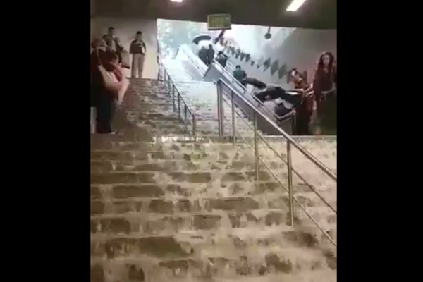 Metroları su bastı!