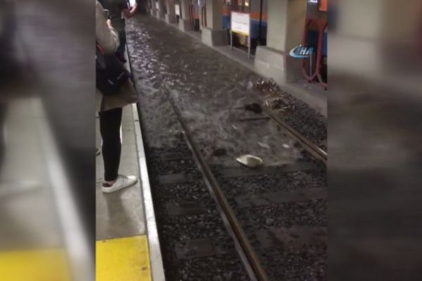 Metro durakları ve metrobüs yolları göle döndü