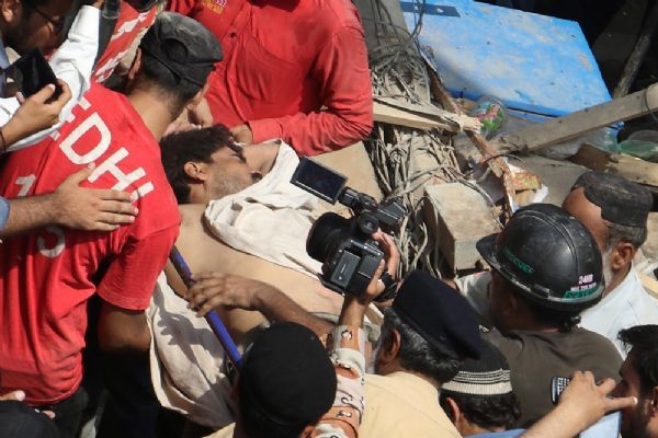 Pakistan'da bina çöktü: 4 ölü