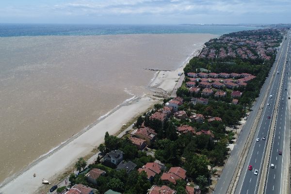 Silivri sahilleri çamura bulandı