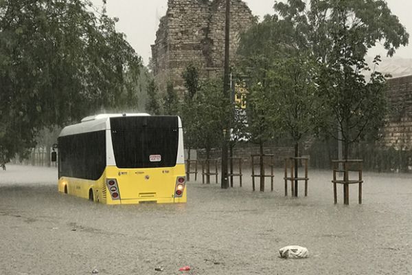 Sağanak yağış dört ili daha esir aldı!