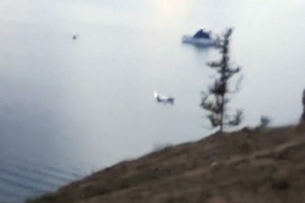 Gezi uçağı Baykal Gölü'ne çakıldı