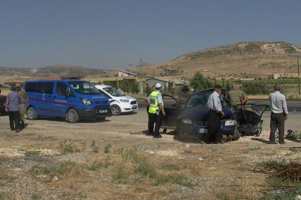 Otomobil ile minibüs çarpıştı: 1 ölü, 6 yaralı