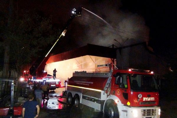 Gaziantep'te iş yeri yangını: 3 itfaiyeci yaralandı