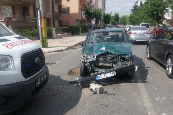 Otomobille ambulansa çarpıp sağlık görevlilerini darp ettiler
