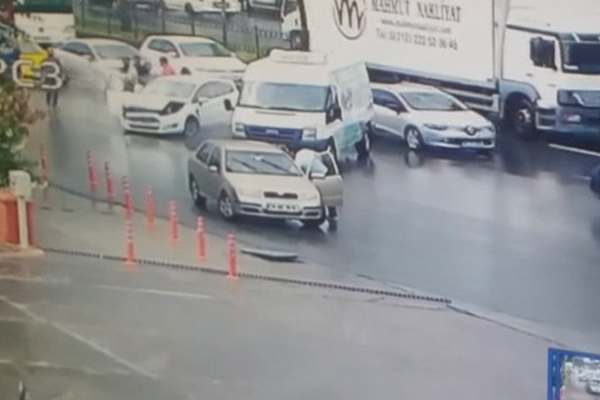 Beyoğlu'nda yaşanan kaza güvenlik kamerasında