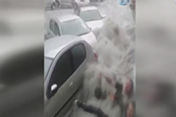 Sele kapılan 2 kişi ölümden döndü