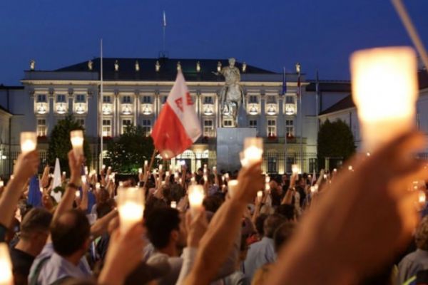 Büyük protesto! Binlerce kişi Cumhurbaşkanlığı'nda