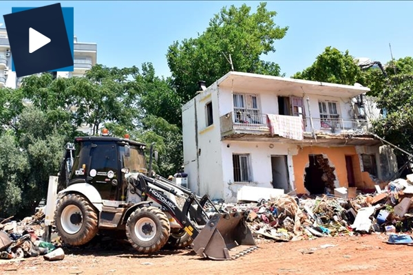 Bu evden tam 40 kamyon çöp çıktı