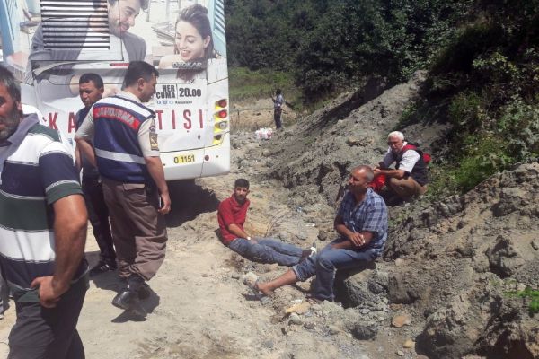 İETT otobüsü ile hafriyat kamyonu çarpıştı: 12 yaralı