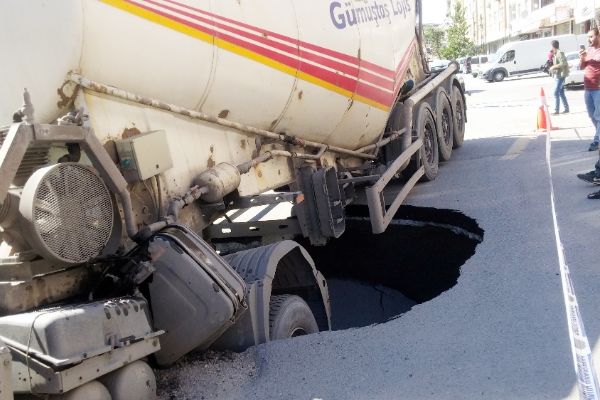 İstanbul'da yol çöktü