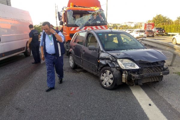 Kağıthane TEM'de trafik kazası: 4 yaralı