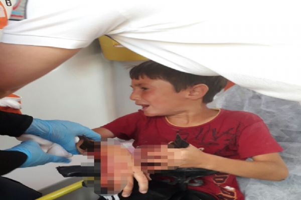 Küçük çocuğun koluna demir saplandı