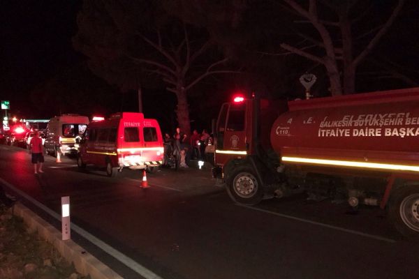 Refüje çarpan otomobil devrildi: 2 ölü, 1 yaralı