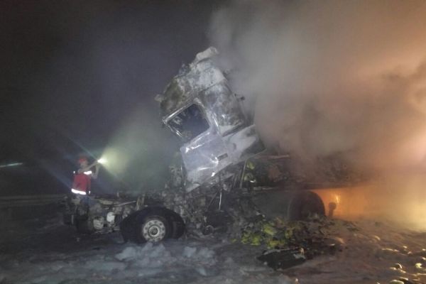 Tırla kamyon birbirine girdi, 2 kişi yanarak can verdi