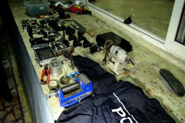 Ev görünümlü silah imalathanesi