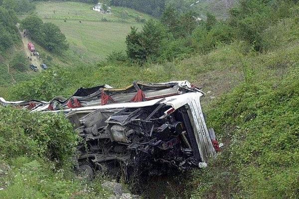 Hindistan’da otobüs vadiye uçtu: 28 ölü