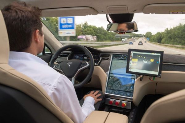 Kendi kendine giden akıllı otomobiller 2023'te yollarda