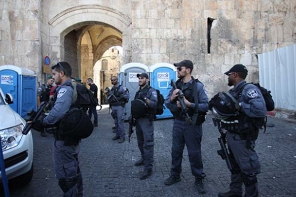 Mescid-i Aksa'ya polisle baskın