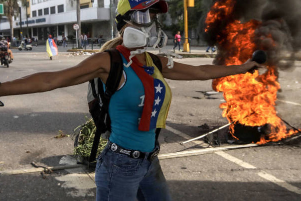 Venezuela’da sular durulmuyor! Protestolarda bir genç yakılarak öldürüldü