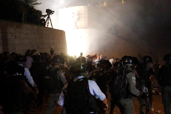 İsrail Mescid-i Aksa'da saldırdı! Yaralılar arasında Türkler de var...