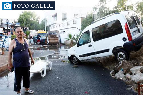Bodrum'da deprem sonrasında deniz yükseldi, araçlar sürüklendi!