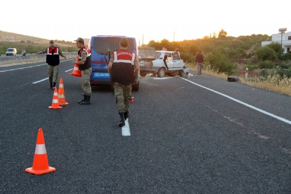 Otomobil kum yüklü traktöre çarptı