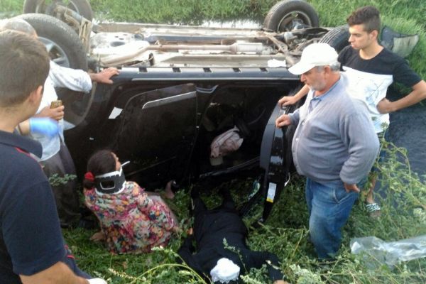 Otomobil kanala devrildi: 2'si çocuk 5 yaralı