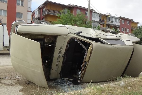 Hurdaya dönen araçtan yaralı kurtuldu