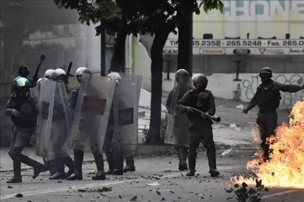 Ülkede olaylar durulmuyor! Halk sokaklara döküldü