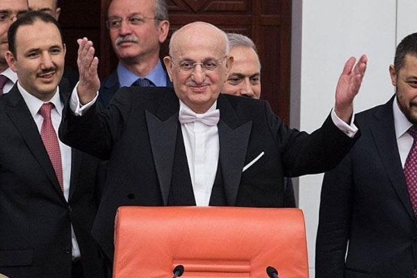 Meclis'te 'Atatürk resmi' tartışması